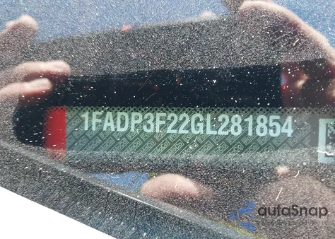 2016 Ford Focus Se z USA, uszkodzony, nr VIN 1FADP3F22GL281854